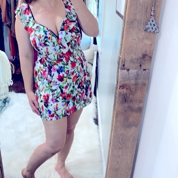 Tahari floral swimsuit size medium - Picture 2 of 7